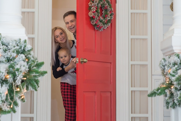 famille heureuse ensemble à Noël