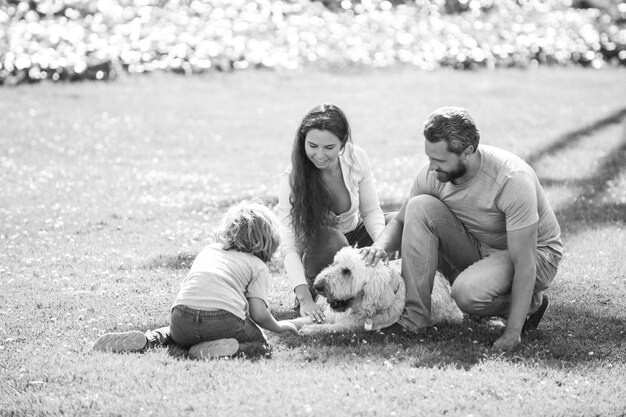 Famille heureuse sur l'été à pied père mère et enfant marchant dans le parc et profitant de la belle n