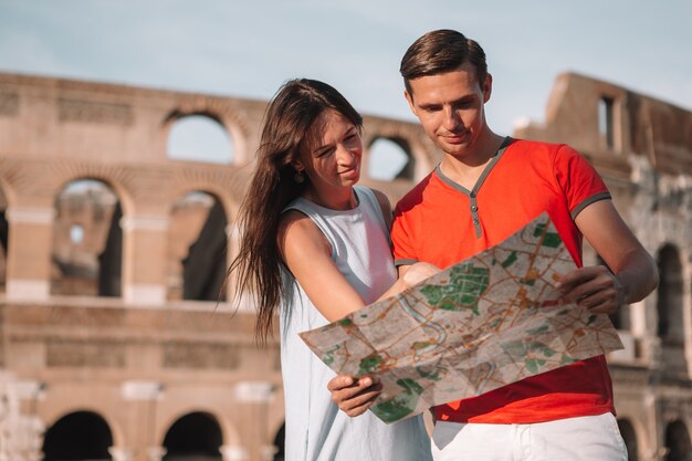 Famille heureuse en Europe. Couple romantique à Rome sur le Colisée