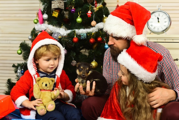 Une famille heureuse fête le nouvel an et Noël.