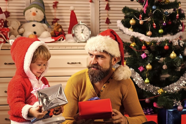 Une famille heureuse fête le nouvel an et Noël.