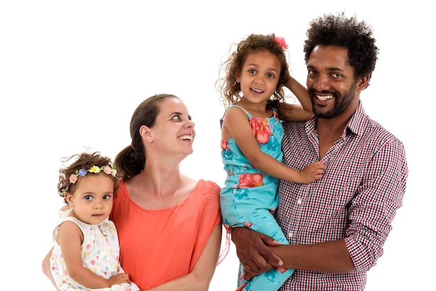 Photo une famille heureuse sur un fond blanc.