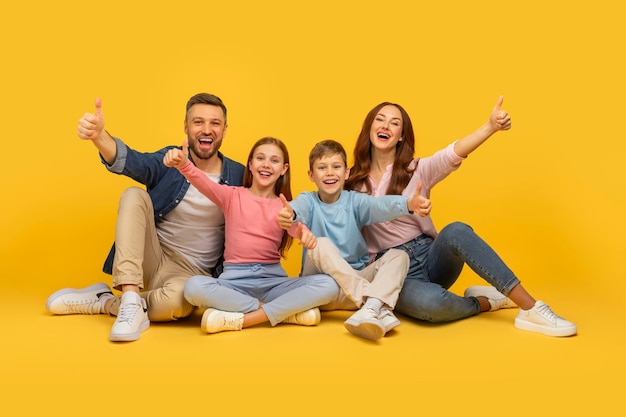 Une famille heureuse sur un fond jaune.