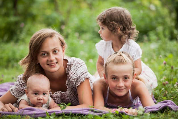 Famille heureuse sur l'herbe verte dans le jardin