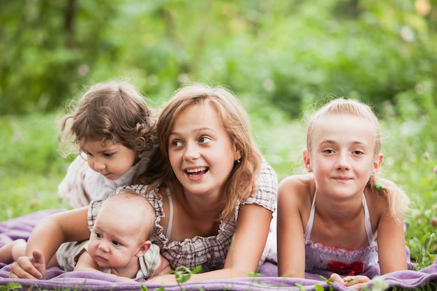 Famille heureuse sur l'herbe verte dans le jardin