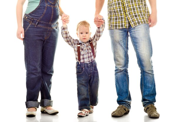 Famille heureuse isolée sur fond blanc