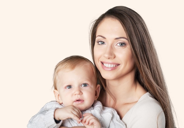 Une famille heureuse. jeune maman avec bébé