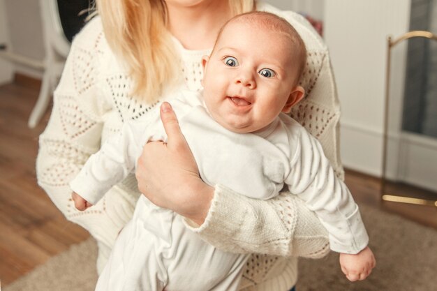 Famille heureuse. Une jeune mère joue avec son jeune enfant. émotions humaines positives, sentiments.