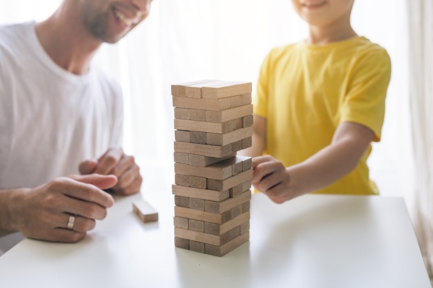 Famille heureuse jouant au jeu de société ensemble. Domicile. Confortable.