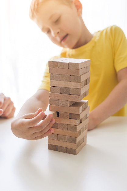 Famille heureuse jouant au jeu de société ensemble. Domicile. Confortable.