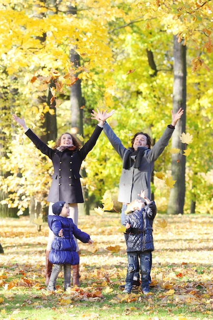 Famille heureuse, jouer, à, feuilles automne