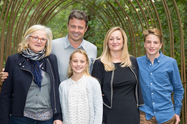 Photo famille heureuse et joyeuse avec une grand-mère