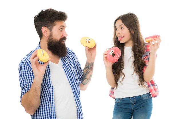 Famille heureuse Laissez-moi vous aider petit enfant à aimer son père père et fille mangeant des beignets s'amusant ensemble fête des pères fête des enfants liens familiaux petite fille heureuse avec le père cuisinant des beignets