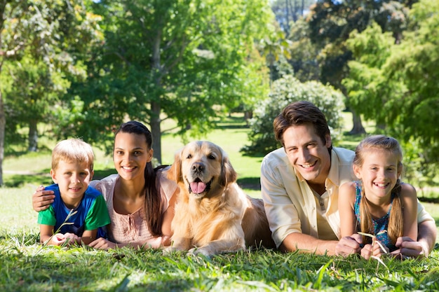 Famille heureuse avec leur chien dans le parc