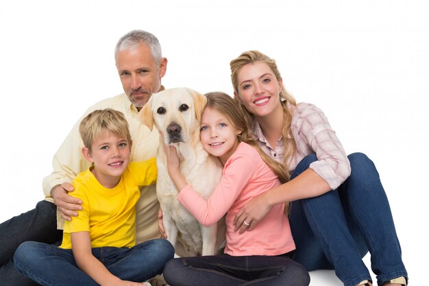 Famille heureuse avec leur chien