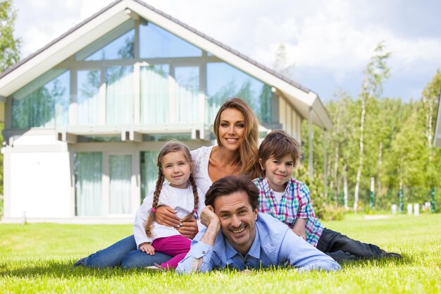 Famille heureuse et leur maison