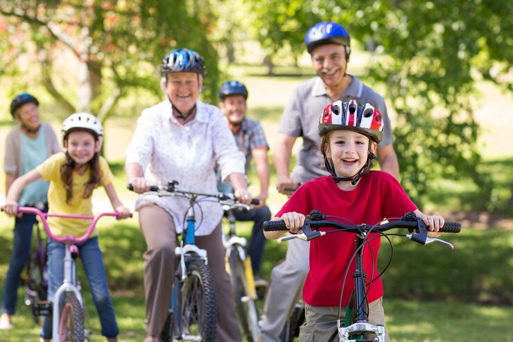Photo famille heureuse sur leur vélo au parc
