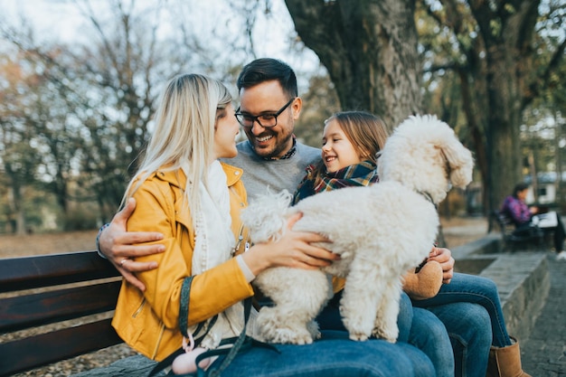 Une famille heureuse avec leurs fils.