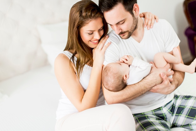 Famille heureuse sur le lit