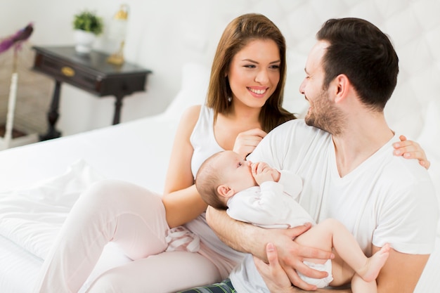 Famille heureuse sur le lit