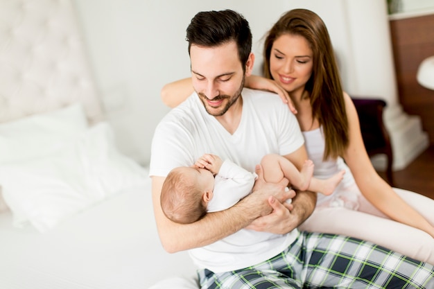 Famille heureuse sur le lit