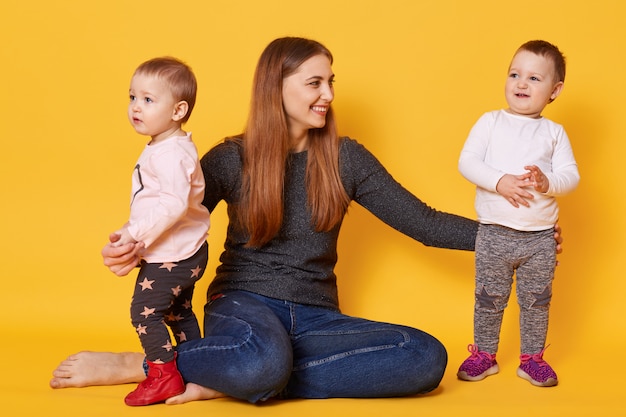 famille heureuse, maman avec ses charmantes et mignonnes filles jumelles