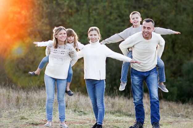 Photo famille heureuse marchant dans le parc en automne concept ensemble bonheur