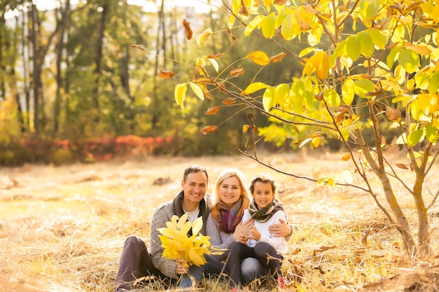 famille heureuse marchant dans le parc d'automne