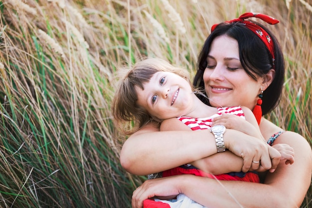 Famille heureuse mère et filles