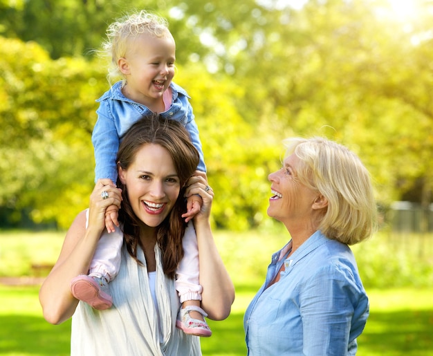 Famille heureuse avec la mère et la grand-mère souriante