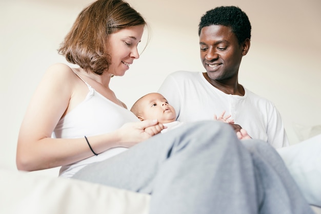 Photo famille heureuse, mère, père et bébé.