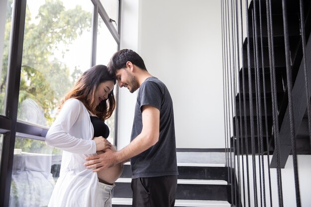 famille heureuse mère père enfant fille à la maison La famille asiatique est concept heureux