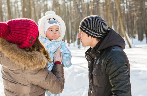 Famille heureuse. Mère, père et enfant garçon lors d'une promenade hivernale.