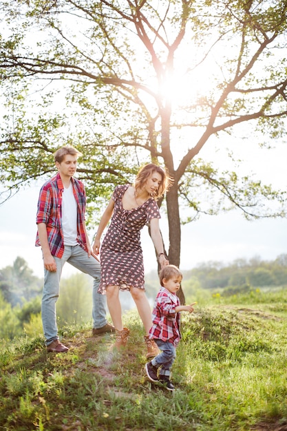 Famille heureuse sur la nature