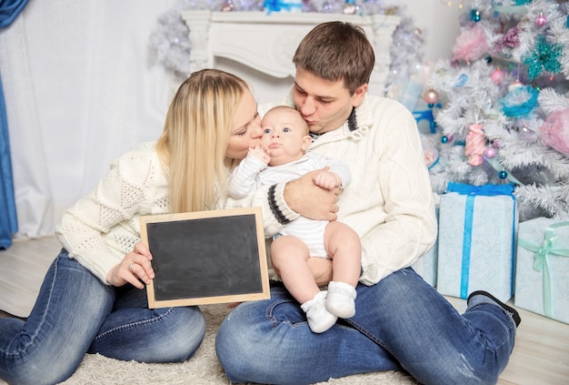 famille heureuse à Noël.