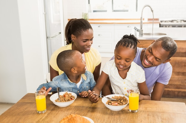 Famille heureuse occasionnelle, petit déjeuner