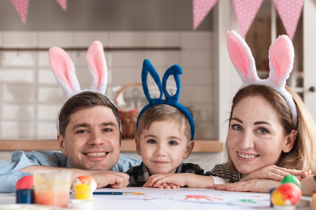 Famille heureuse, à, oreilles lapin, poser