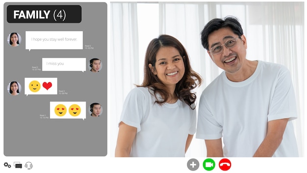 Famille heureuse parlant sur un appel vidéo Internet à la maison