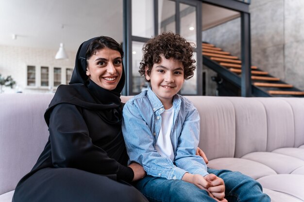 Famille heureuse passant du temps ensemble. Parents arabes et moments de vie des enfants à la maison