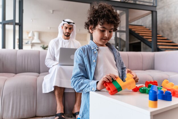 Famille heureuse passant du temps ensemble. Parents arabes et moments de vie des enfants à la maison