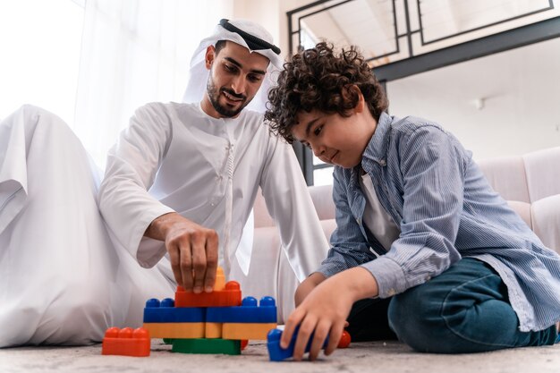 Famille heureuse passant du temps ensemble. Parents arabes et moments de vie des enfants à la maison