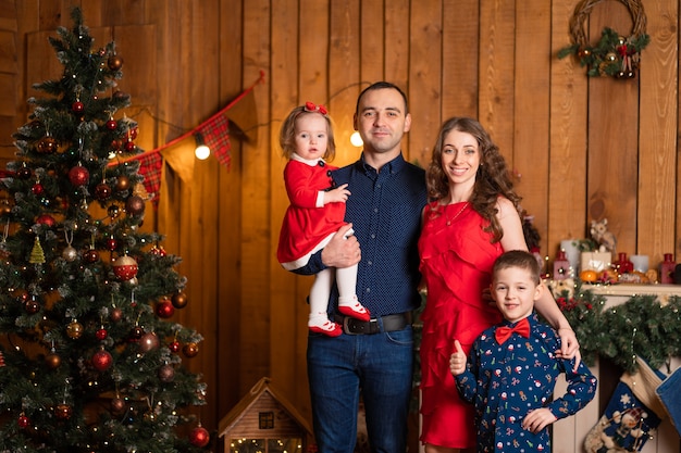 Une famille heureuse passe Noël à la maison. Vacances en famille, conte de Noël. Meilleurs souvenirs d'enfance