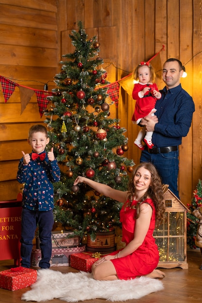 Une famille heureuse passe Noël à la maison.