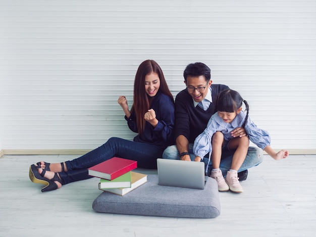 Famille heureuse avec père mère et enfant à la maison