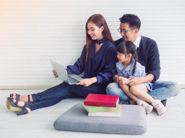 Famille heureuse avec père mère et enfant à la maison