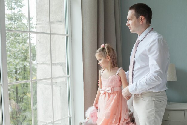 Famille heureuse Père et petite fille ensemble à la maison