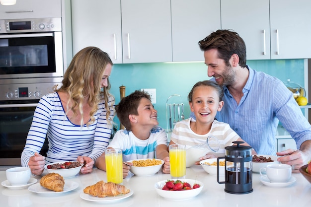 Famille heureuse, petit déjeuner ensemble