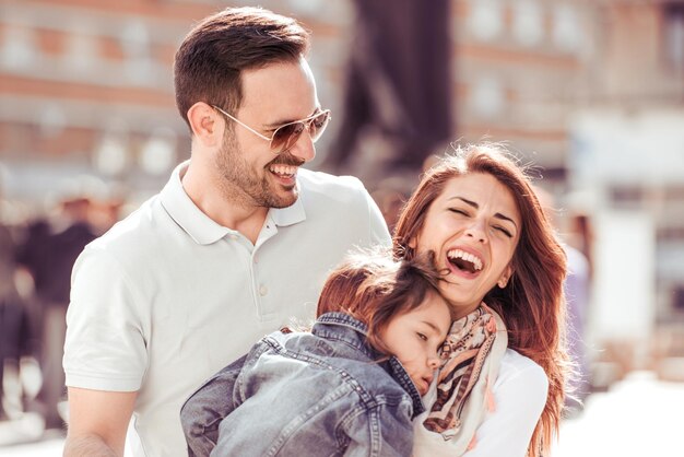 Famille heureuse avec petit enfant dans la ville