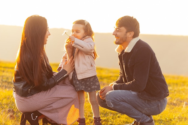 Famille heureuse. Photo de famille ayant du temps ensemble dans un parc ou un champ