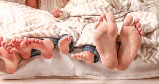 Une famille heureuse de pieds mignons